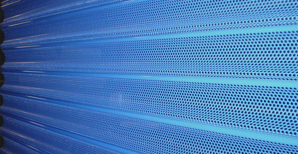 Perdele metalice rulou cu lamele microperforate ideale pentru orice spatiu