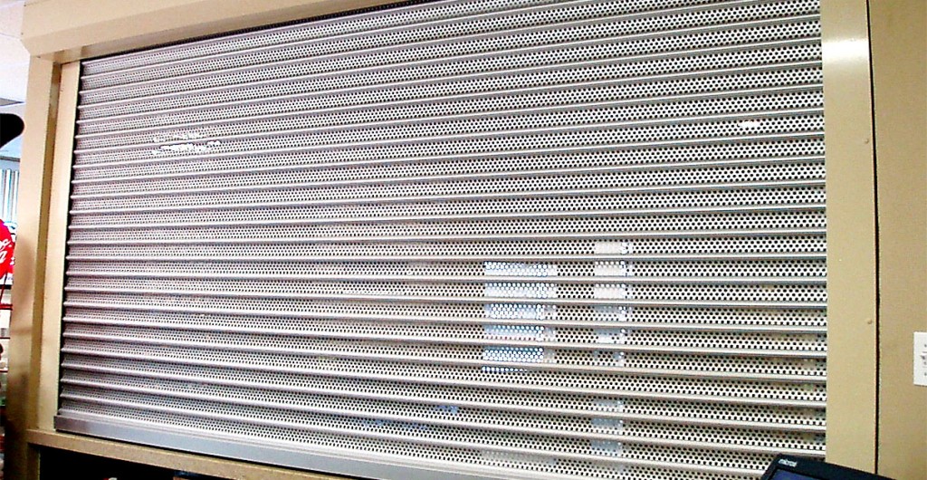 Perdele metalice rulou cu lamele perforate solutia optima pentru un grad ridicat de protectie